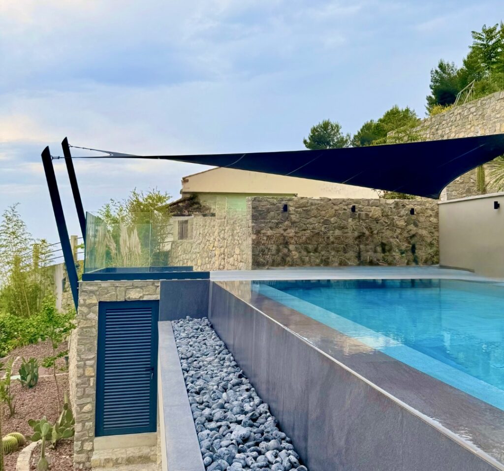 Voile d'ombrage sur mesure installée sur piscine contemporaine dans les Alpes Maritimes (06)